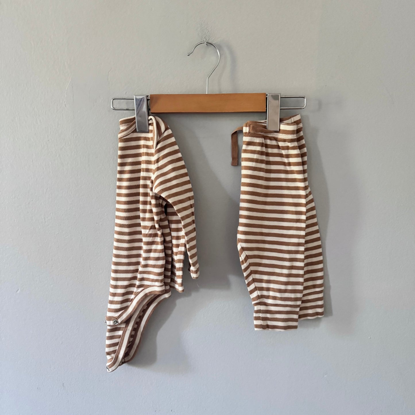 Gap / Brown stripe onesie & pants set / 6-12M