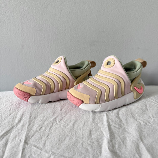 Nike / Running Shoes / US9