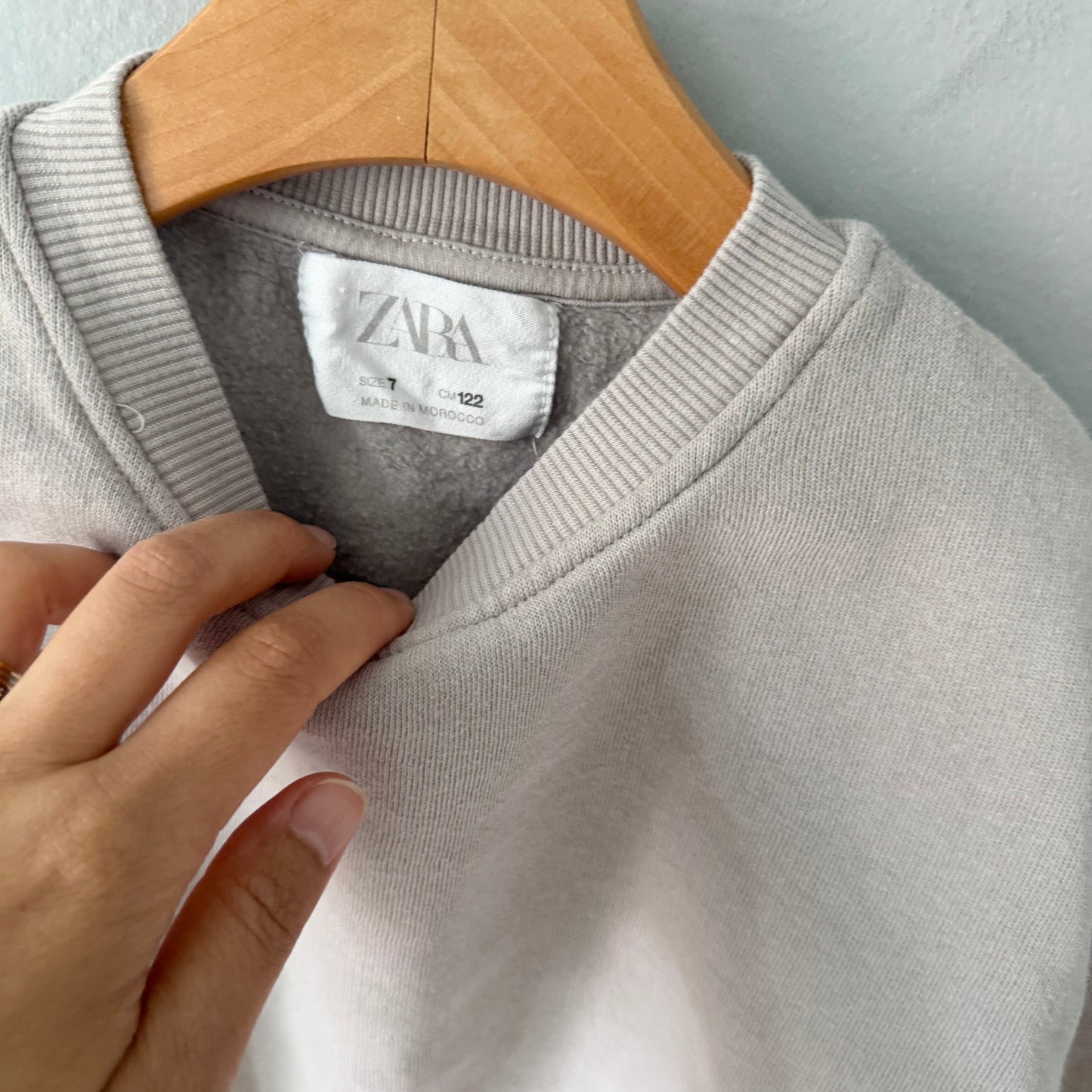 Zara / Light grey sweatshirt / 7Y