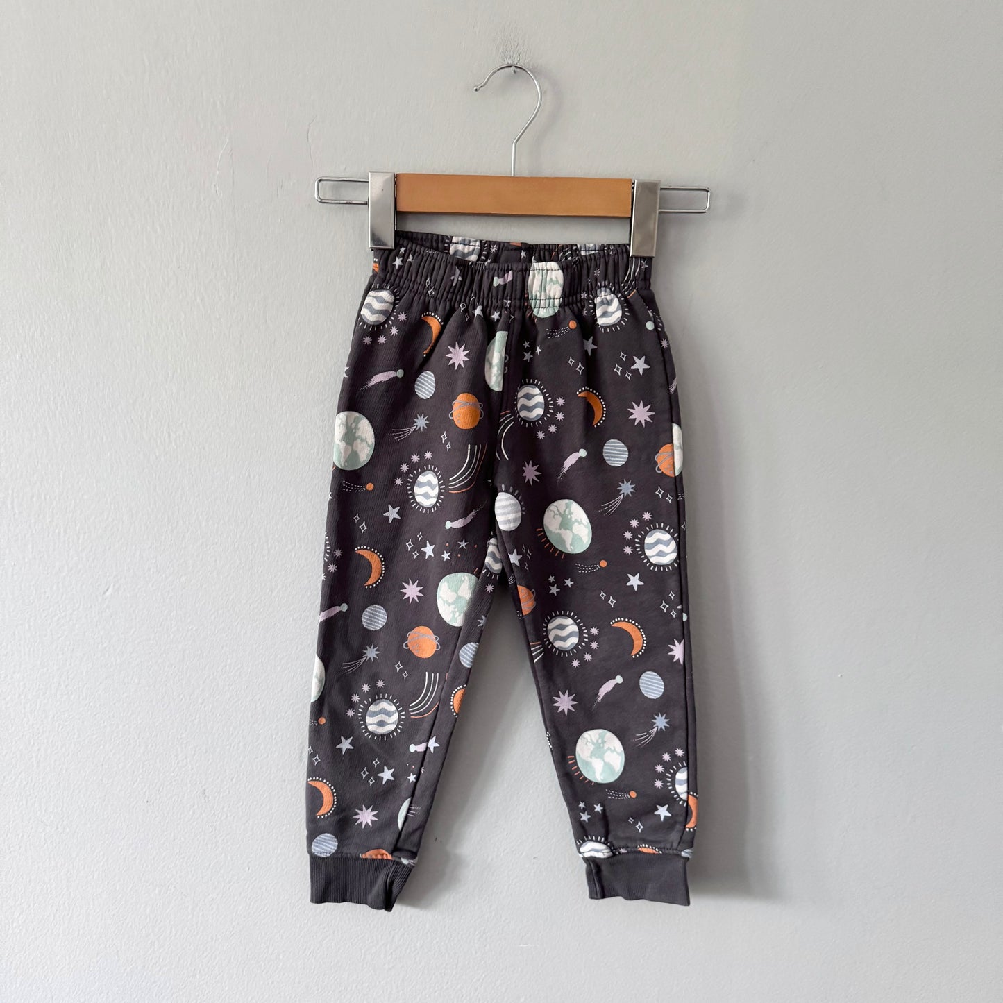 Cat & Jack / Dark grey x space sweatpants / 4Y