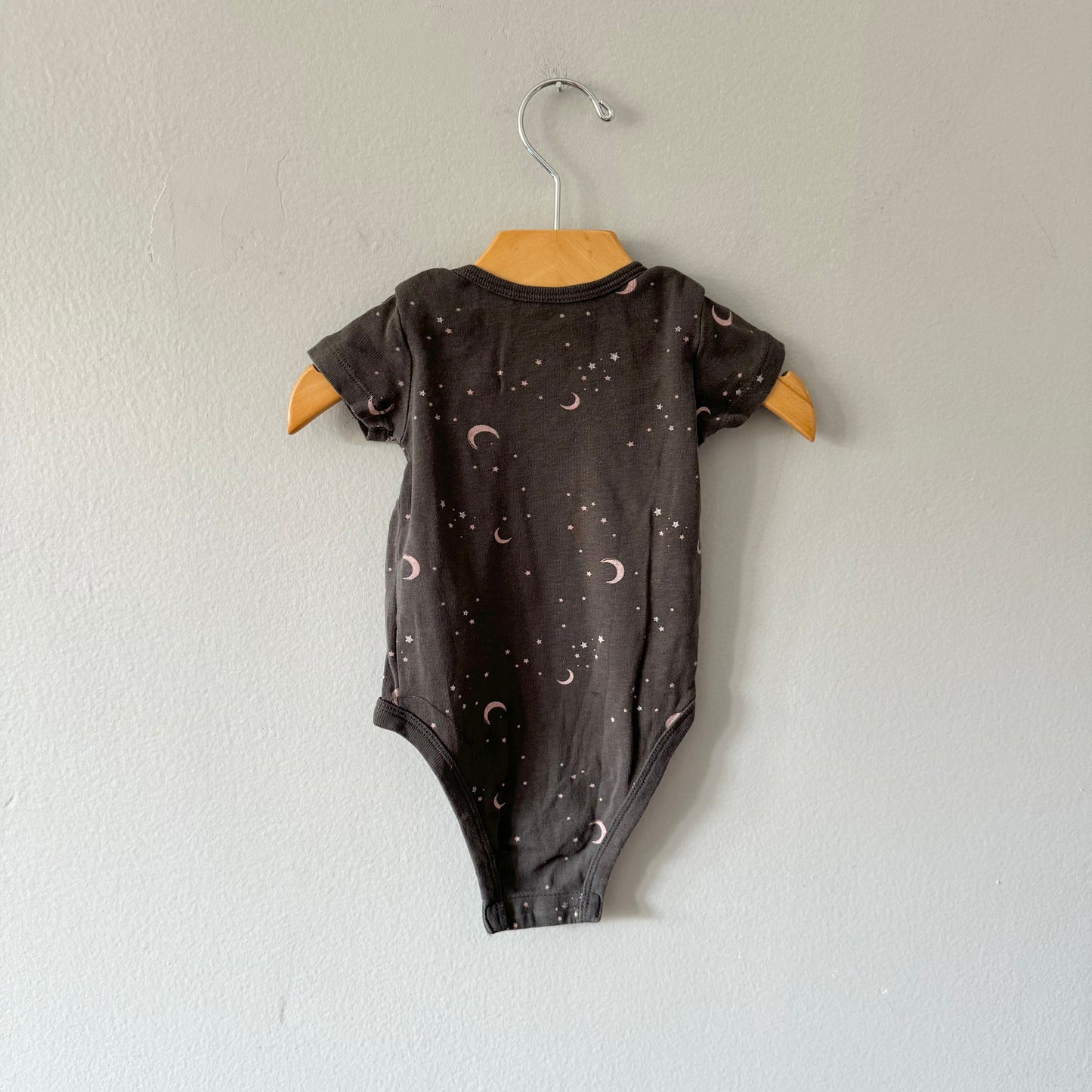 Petit Lem / Dark grey x star short sleeve onesie / 3M