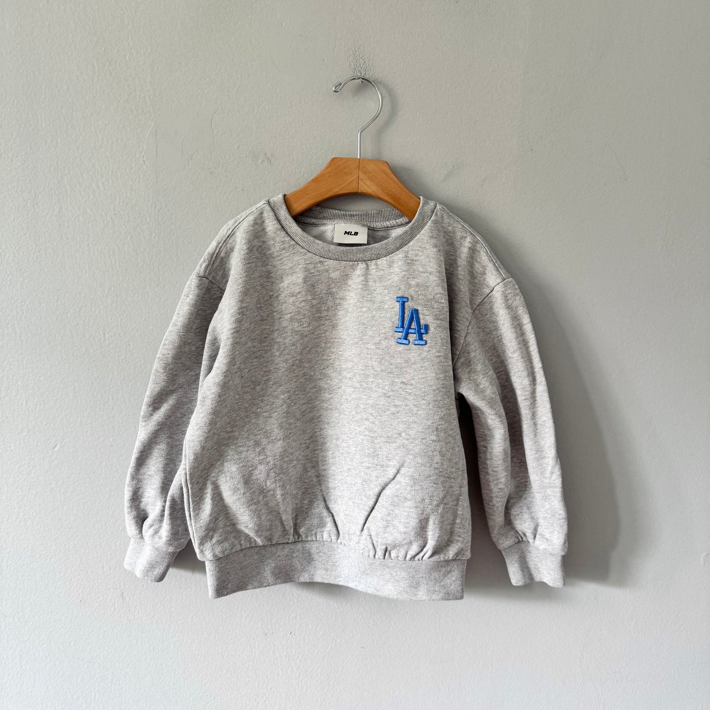 MLB / LA Dodgers light grey sweatshirt / 7Y(Fits 5-6Y)