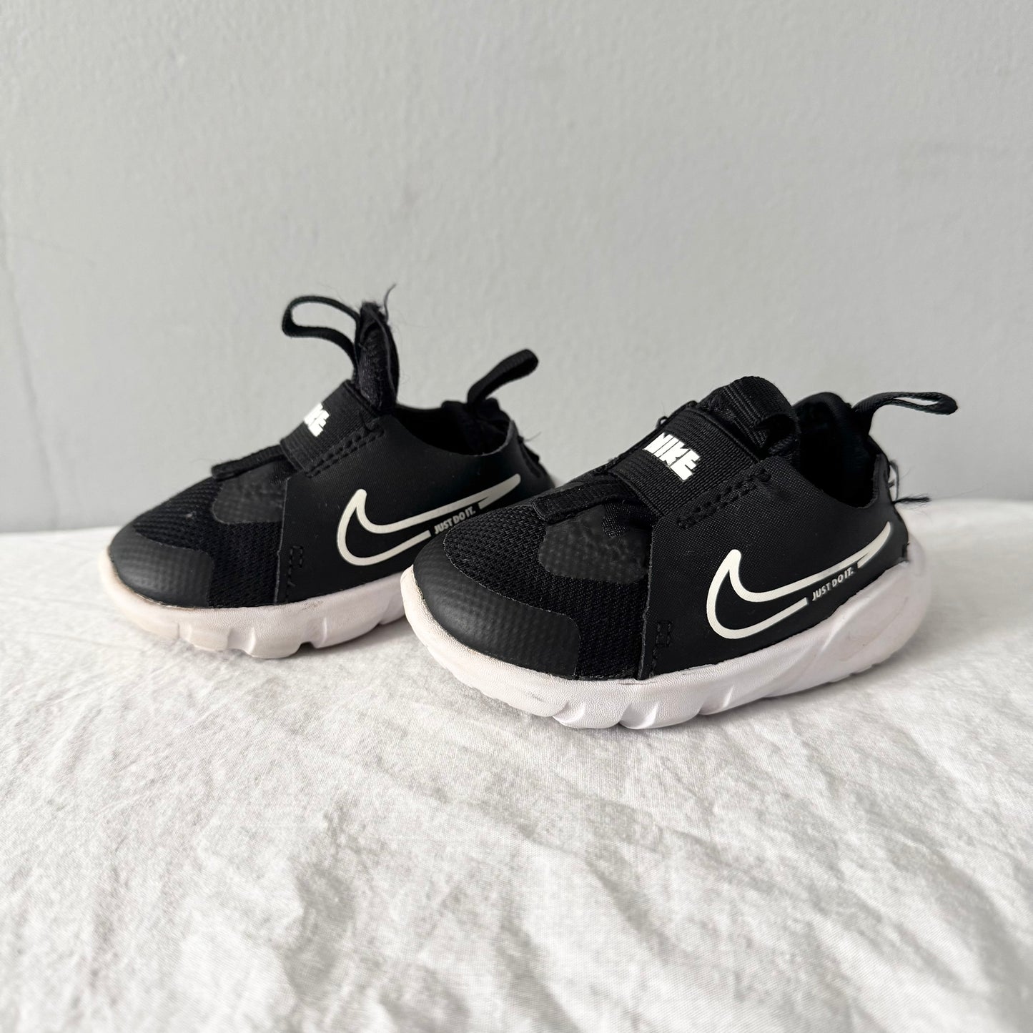 Nike / Running Shoes / US4