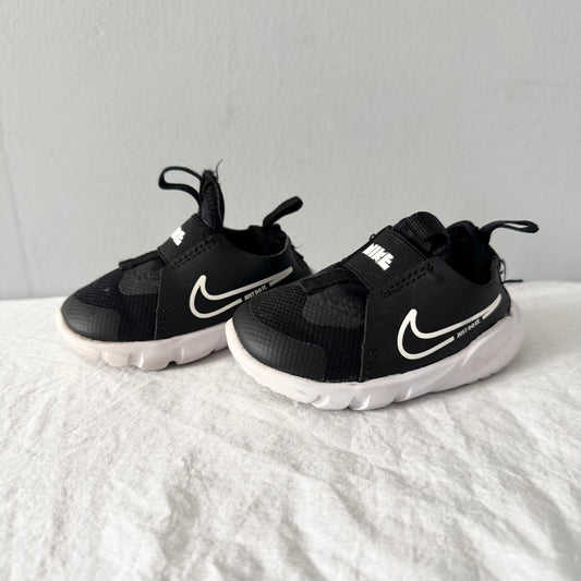 Nike / Running Shoes / US4