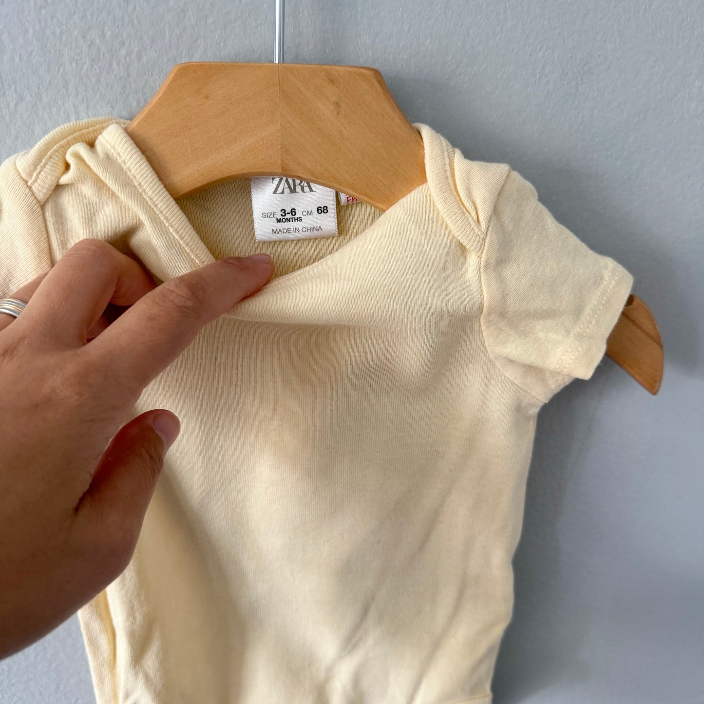 Zara / Light yellow onesie / 3-6M