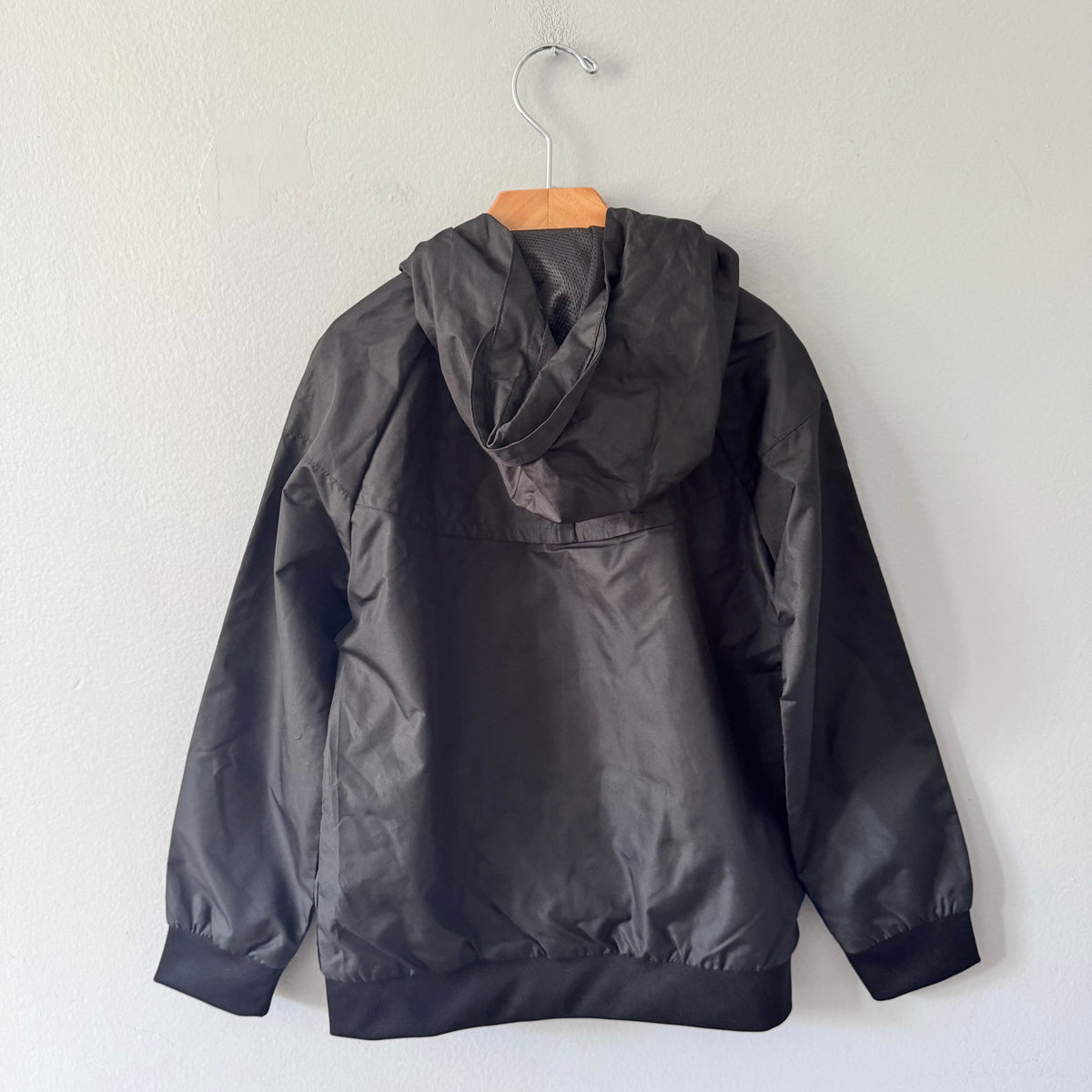 Nike / Black mesh lined nylon jacket / 6-7Y