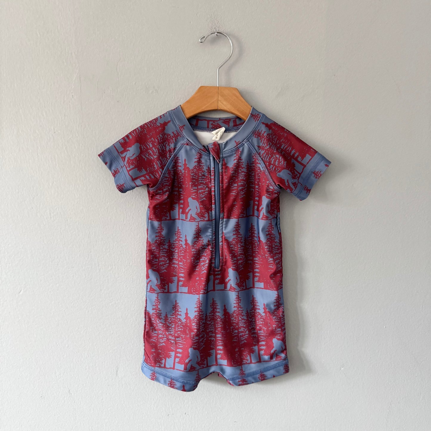 Kate Quinn / Paréo anti-UV gris et rouge / 12-18M