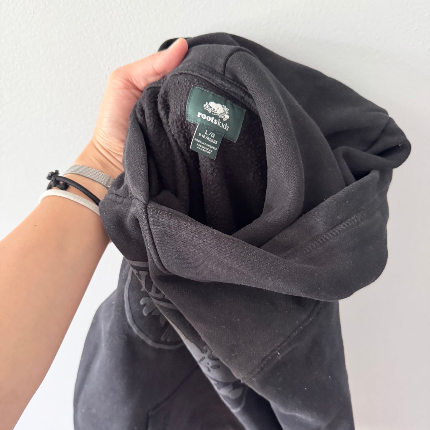 Roots / Black hoodie / 9-10Y