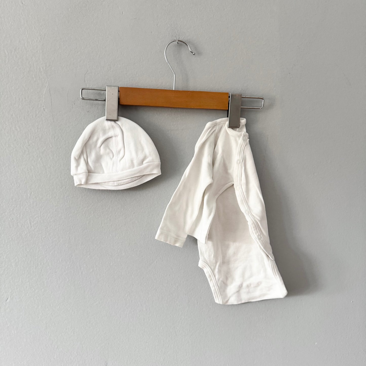 Petit Bateau / Ensemble cache-cœur et bonnet blancs / 1-3M