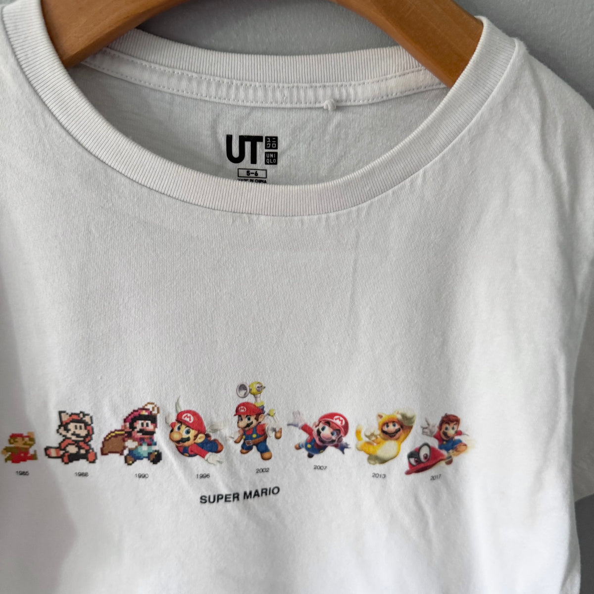 Uniqlo x Super Mario / White T-shirt / 5-6Y