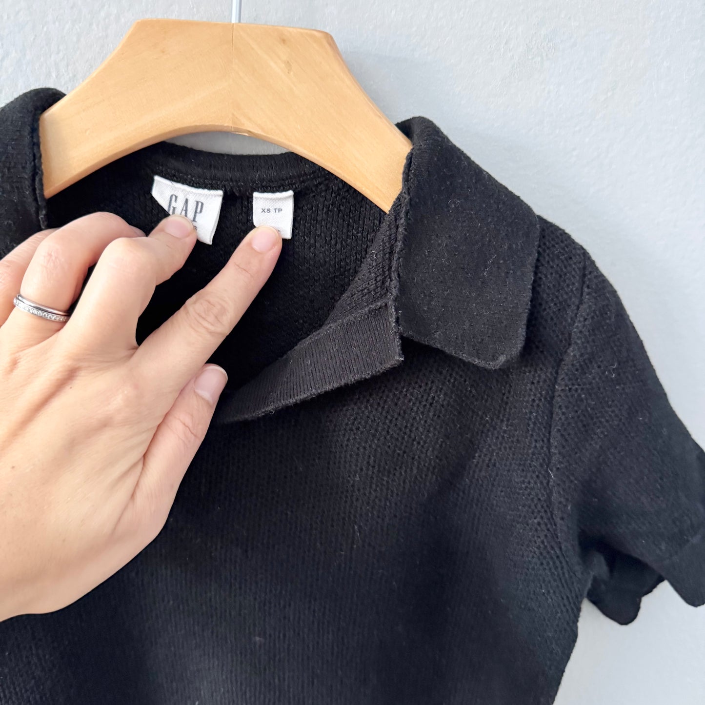 Gap	/ Black cotton knit shirt / 4-5Y - 2 Available