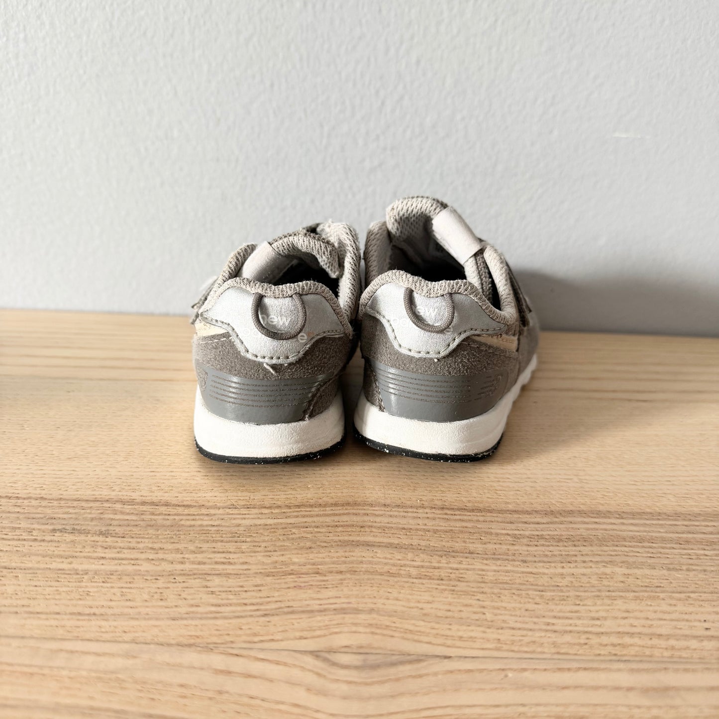 New Balance / Light grey sneaker / US6