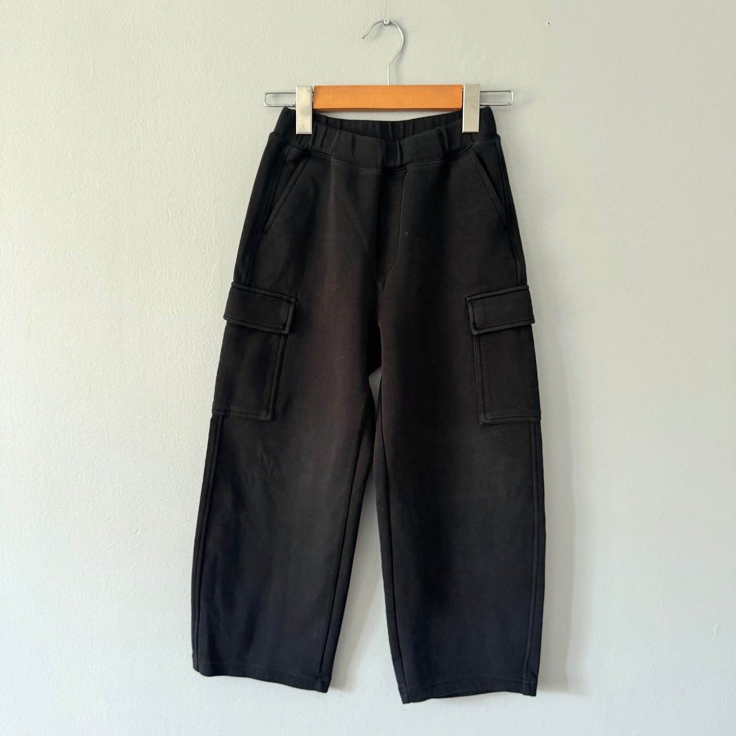 Uniqlo / Black crew pants / 7-8Y