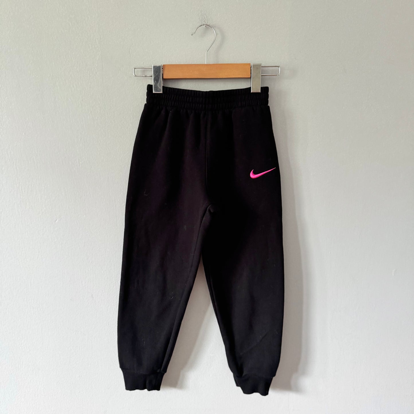 Nike / Black sweatpants / 6-7Y