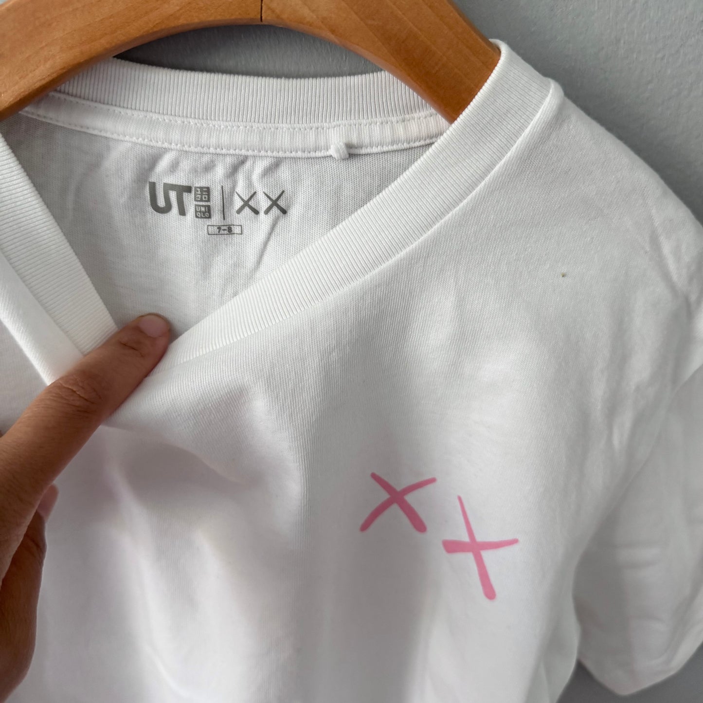 Uniqlo x Kaws / White T-shirt / 7-8Y