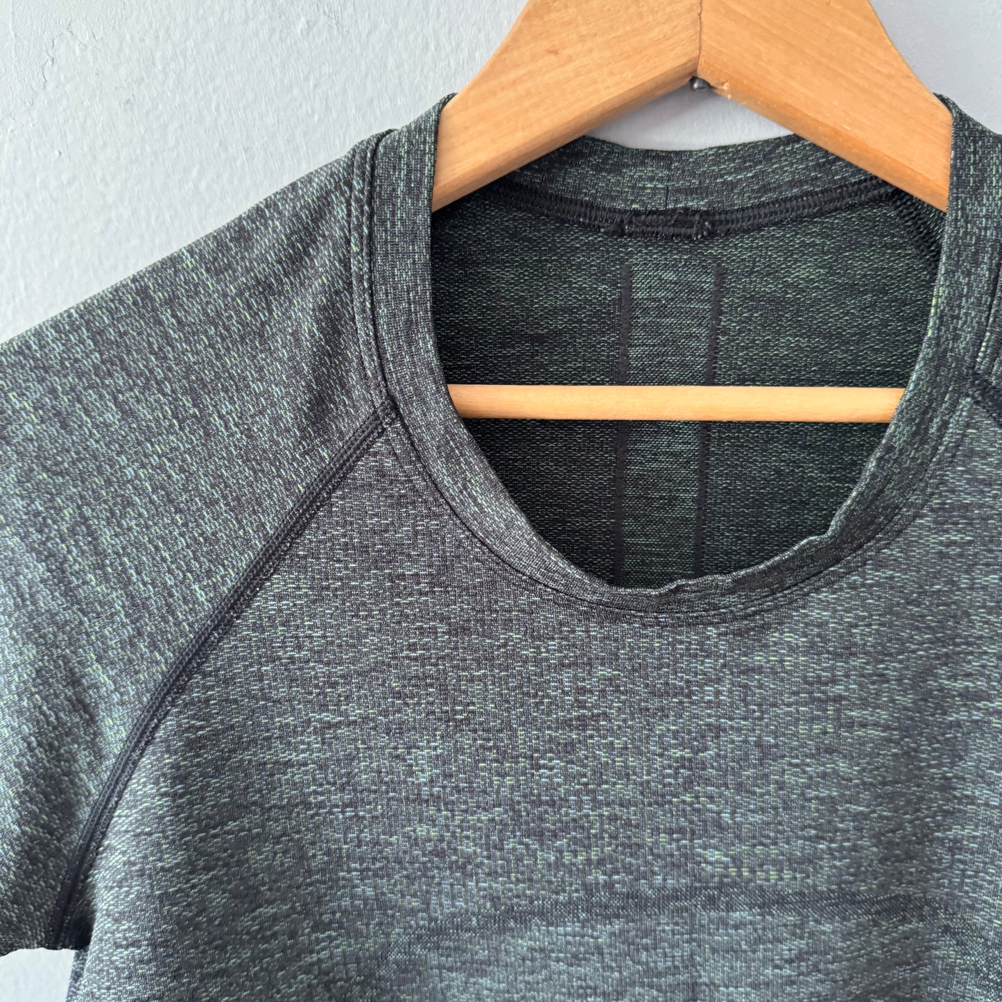 Lululemon / Black active top / Women 4-6