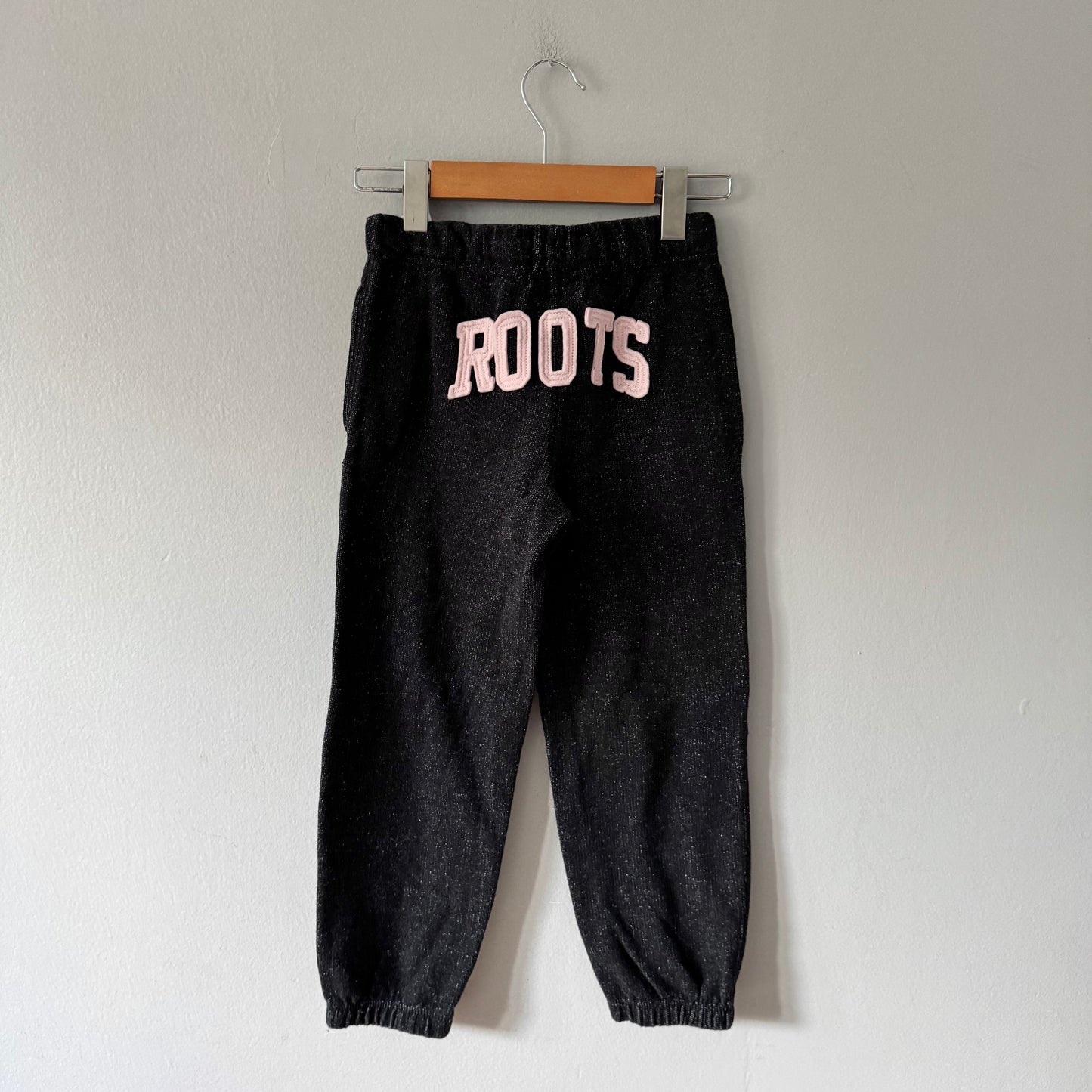 Roots / Black x pink logo sweatpants / 7Y