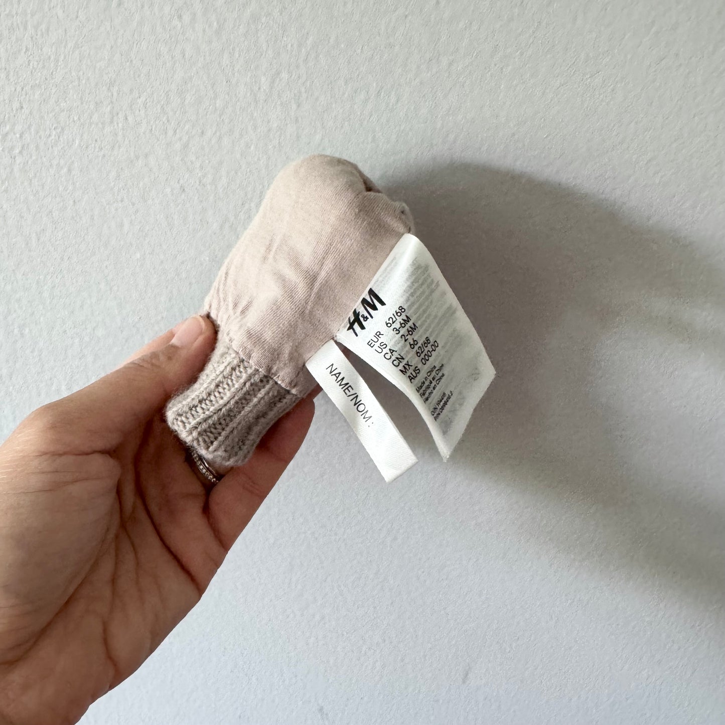 H&M / Beige mitts / 3-6M