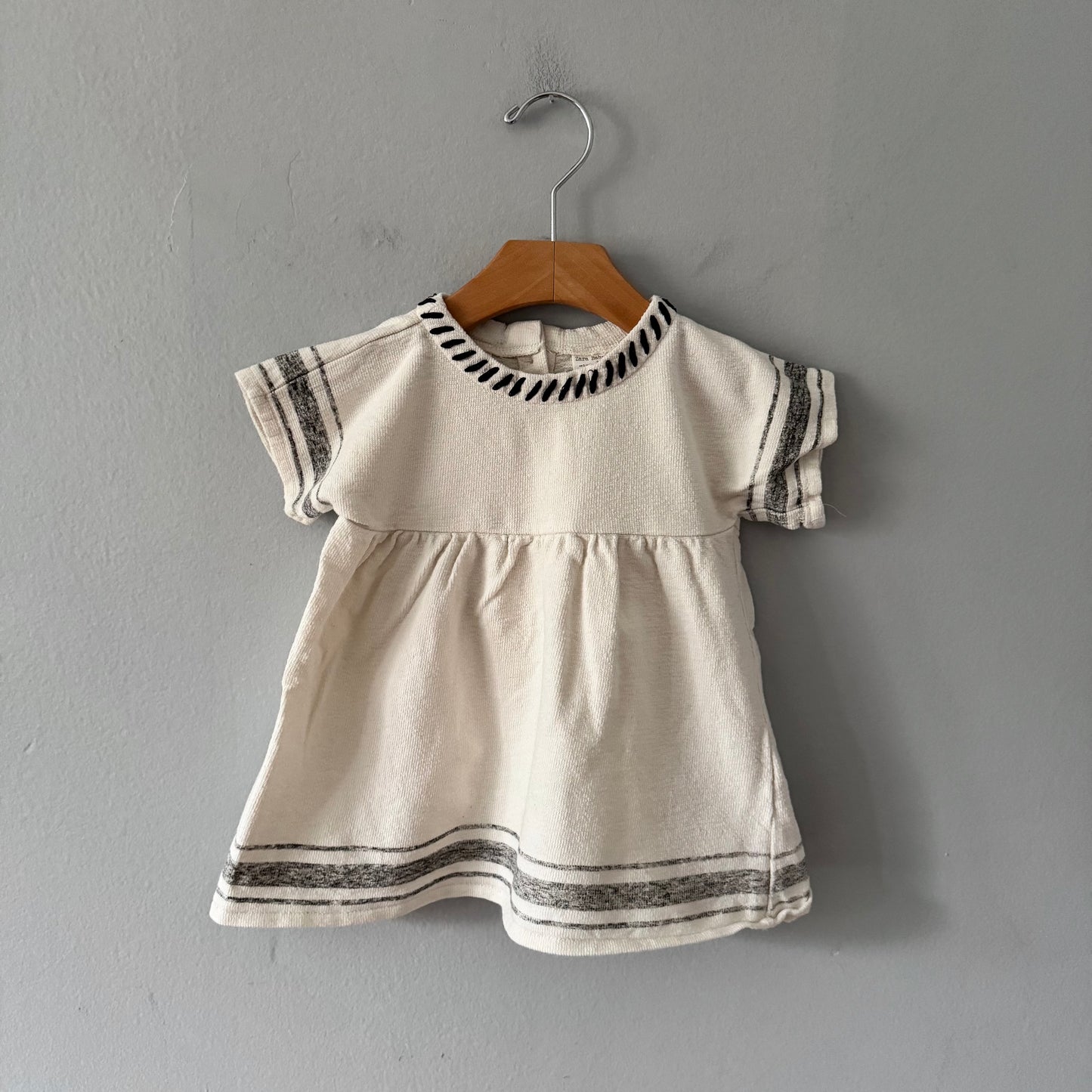 Zara / White x black dress / 12-18M