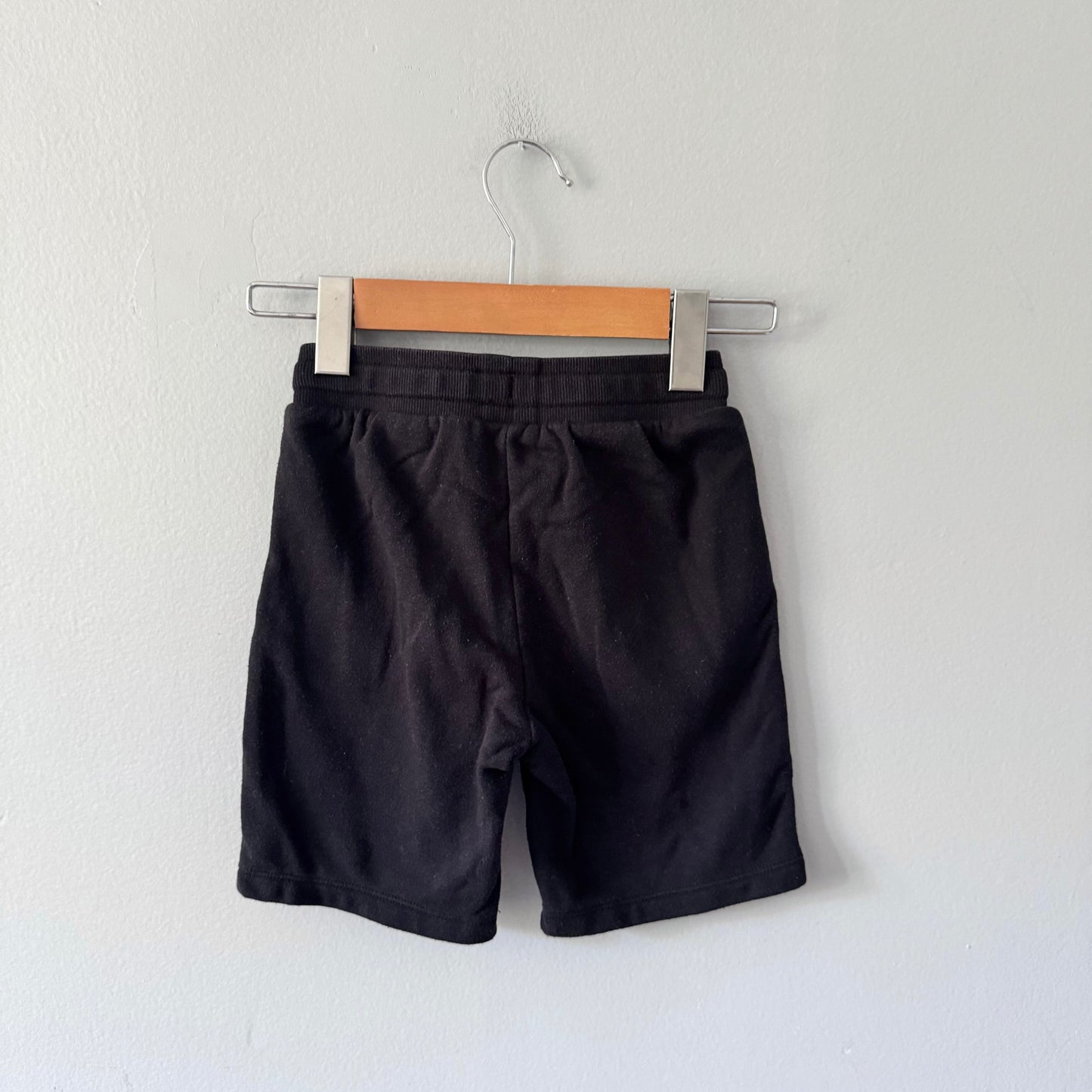H&M / Black sweat shorts / 6-7Y