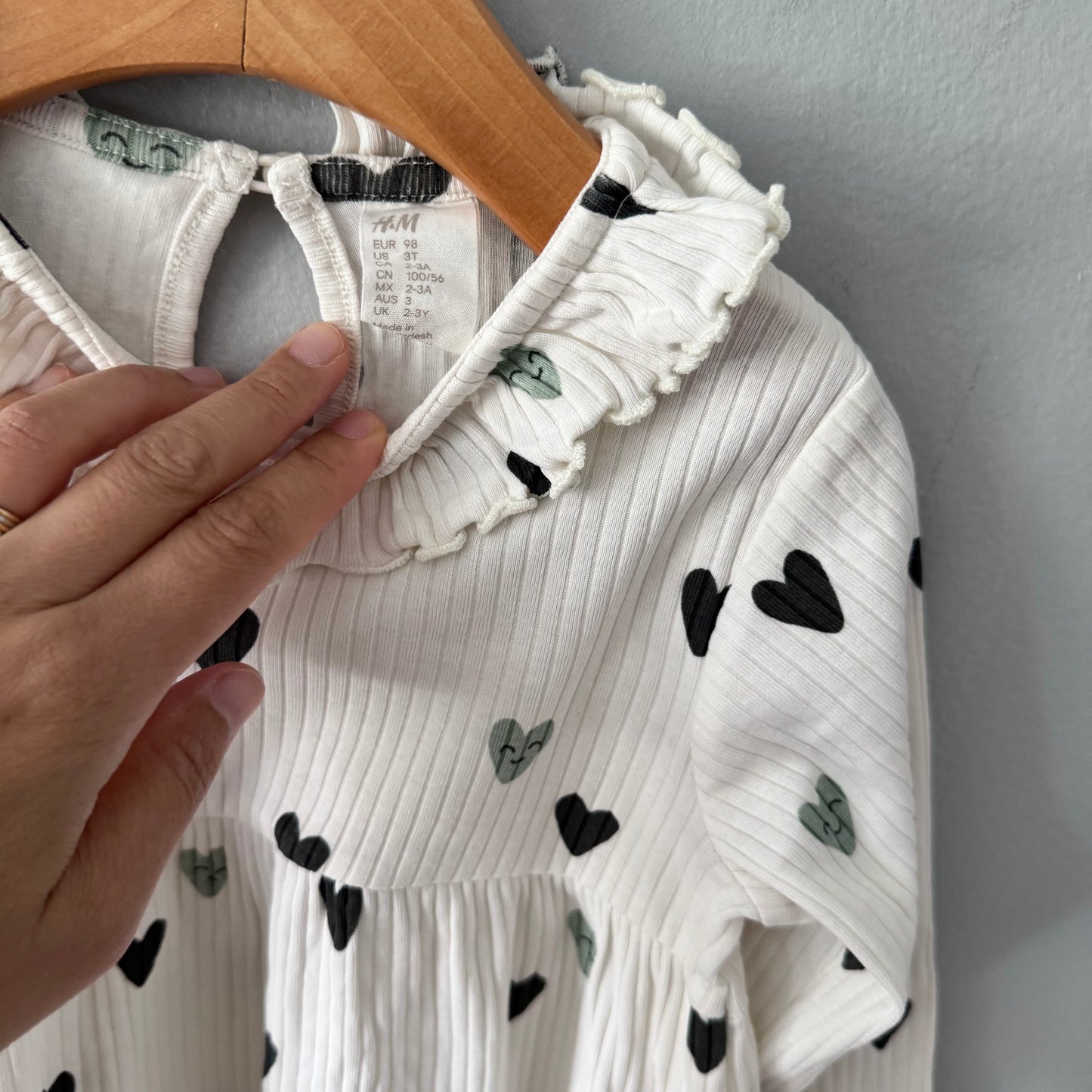 H&M / White ribbed x heart dress / 2-3Y