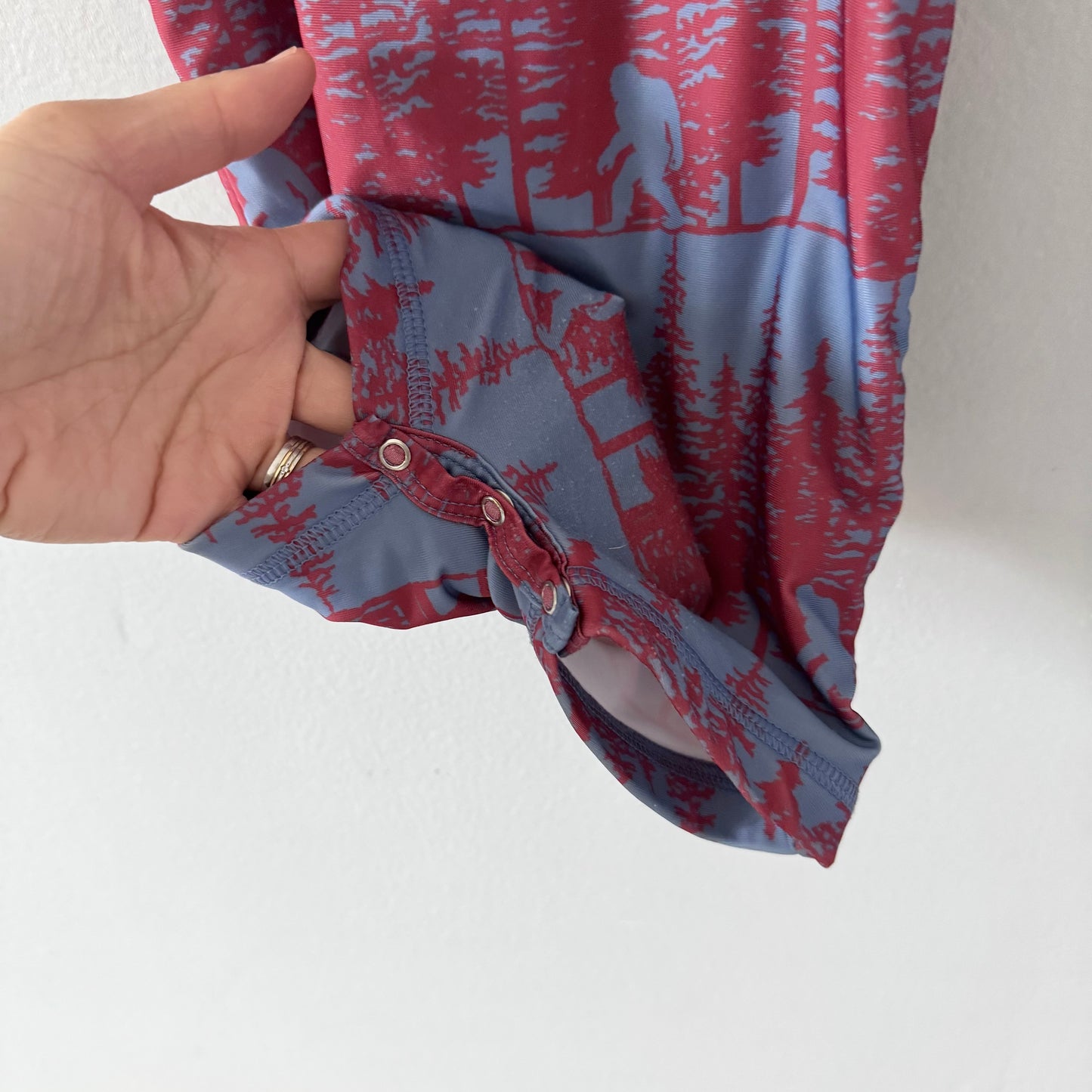 Kate Quinn / Paréo anti-UV gris et rouge / 12-18M