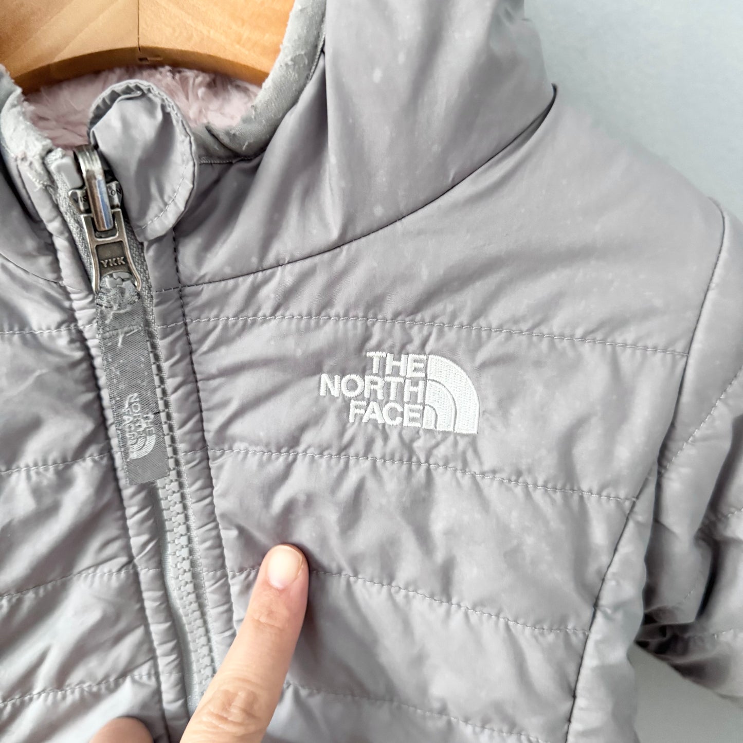 The North Face / Blouson réversible gris clair et rose clair / 12-18 mois