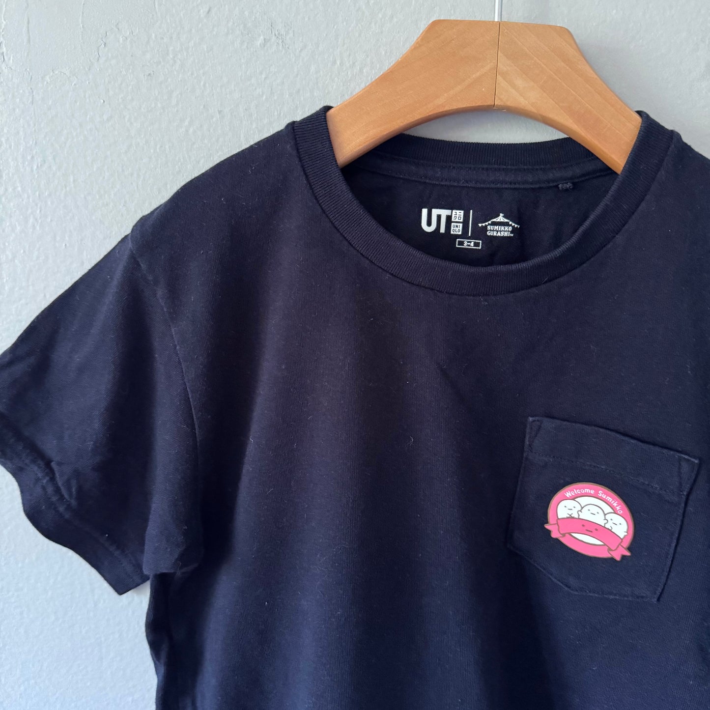 Uniqlo x Sumikko / Black T-shirt / 3-4Y