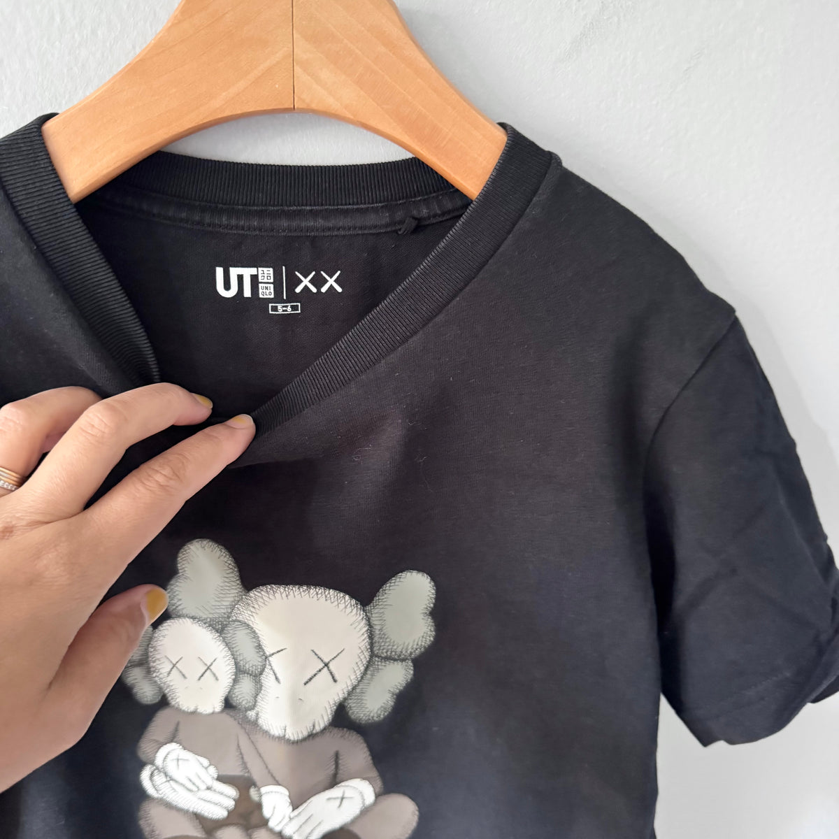 Uniqlo x Kaws / Black T-shirt / 5-6Y