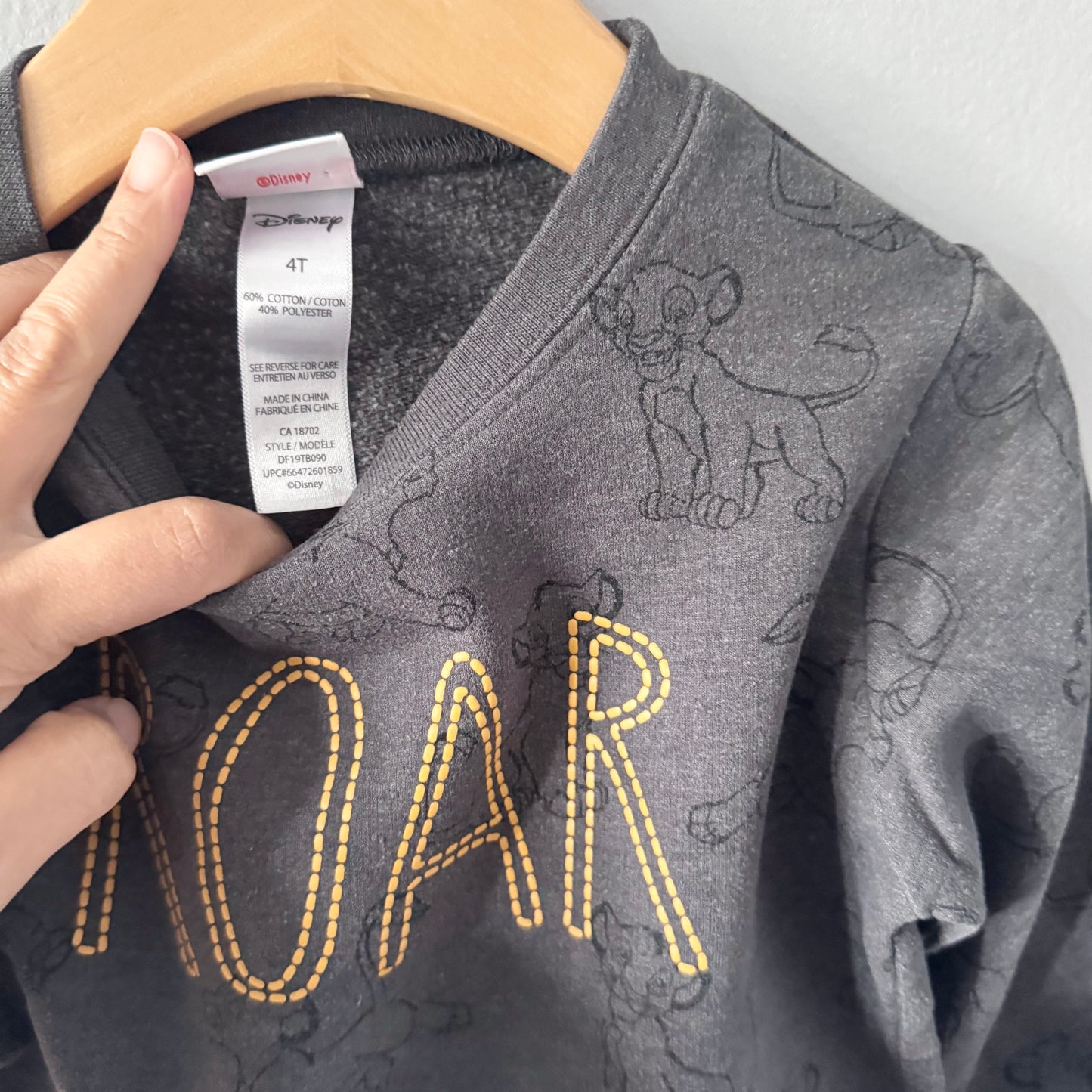 Disney / Lion King dark grey sweatshirt / 4T
