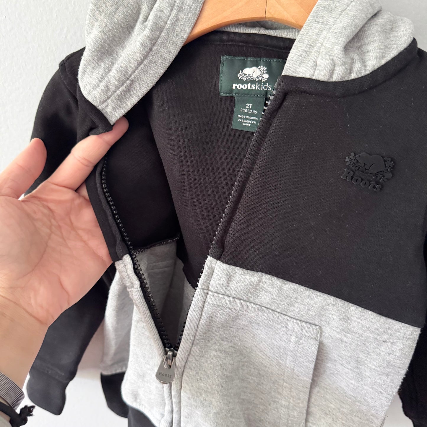Roots / Black x light grey zip up hoodie / 2T