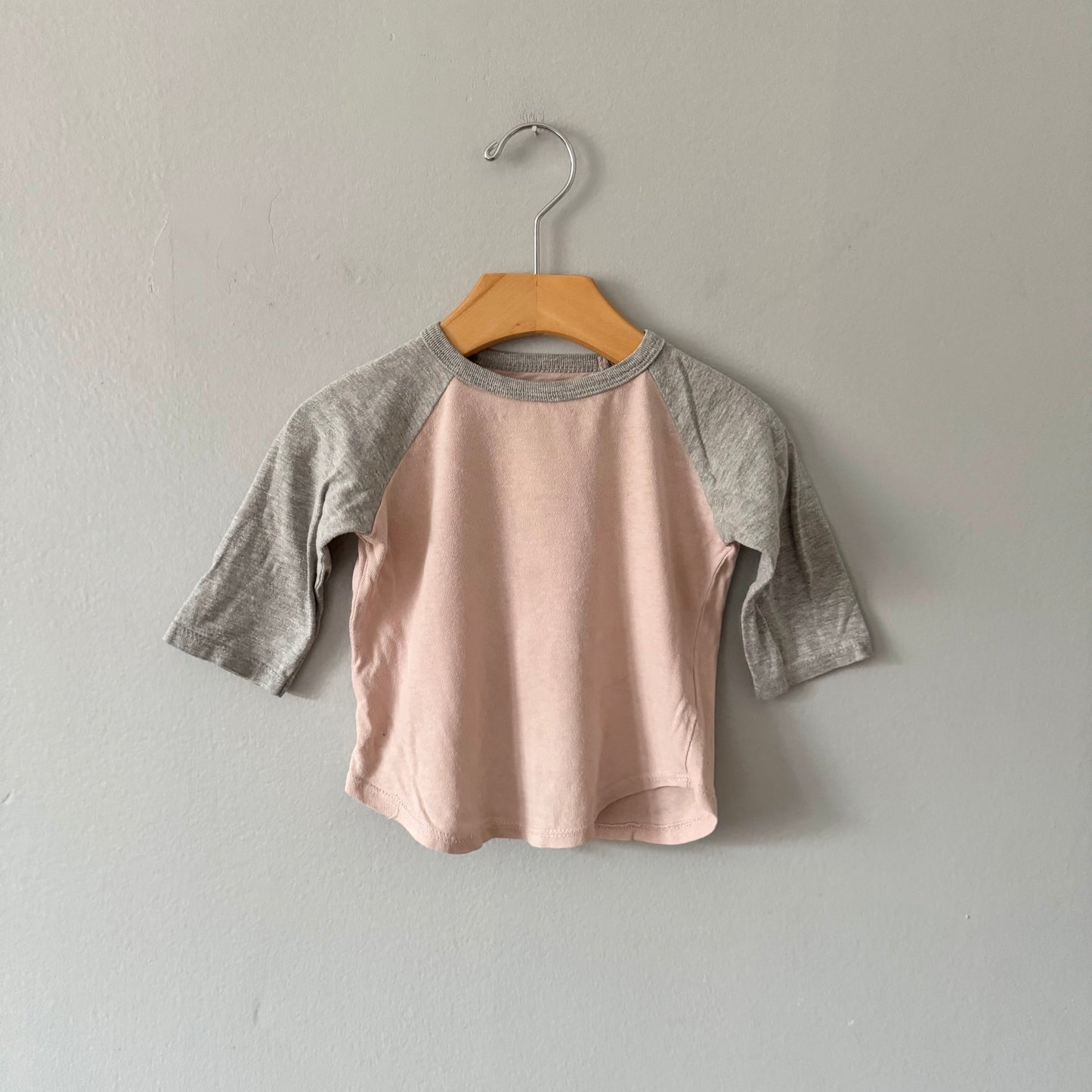 Mini mioche / Light grey, pink raglan shirt / 12-18M