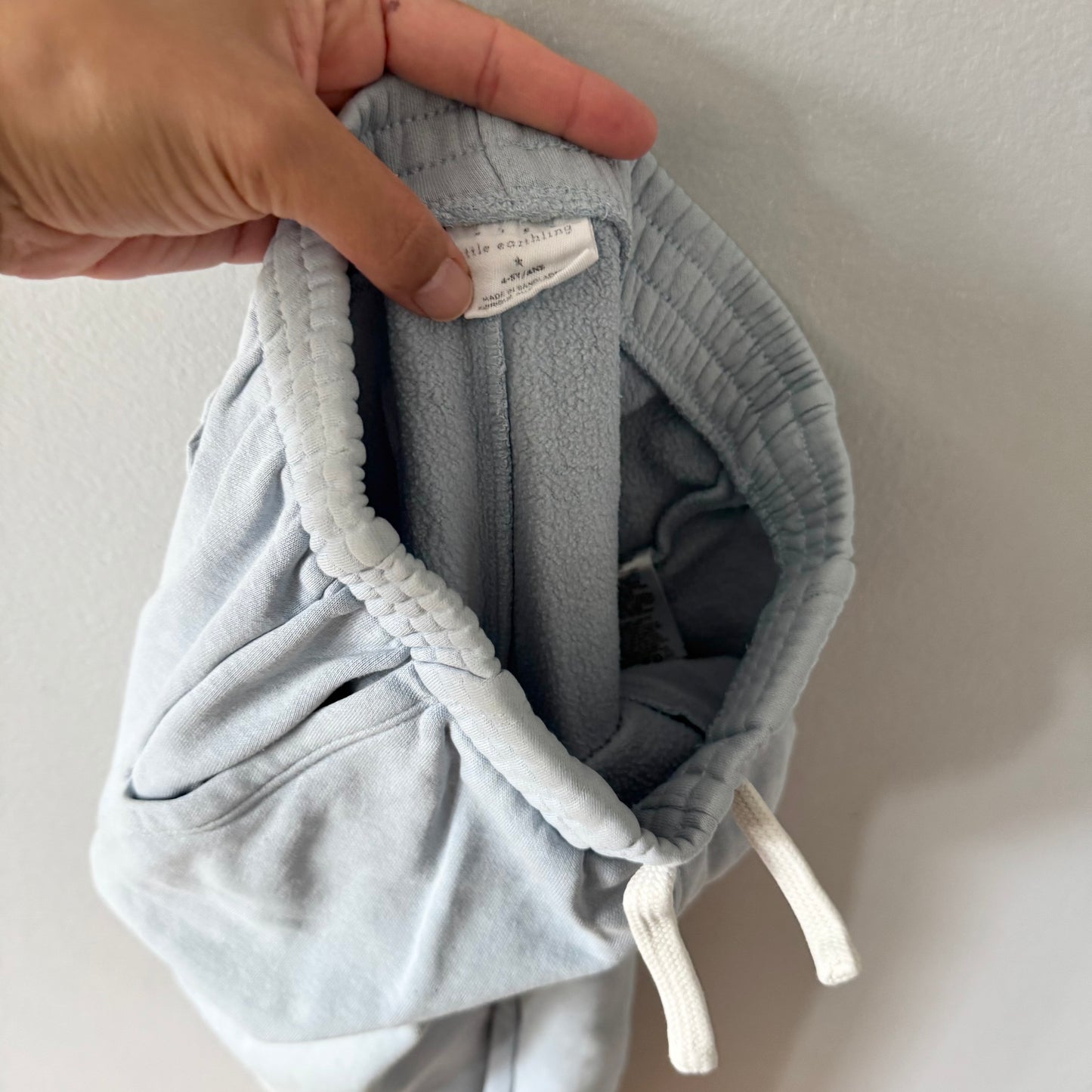 Rise Little Earthlings / Light blue sweatpants / 4-5Y