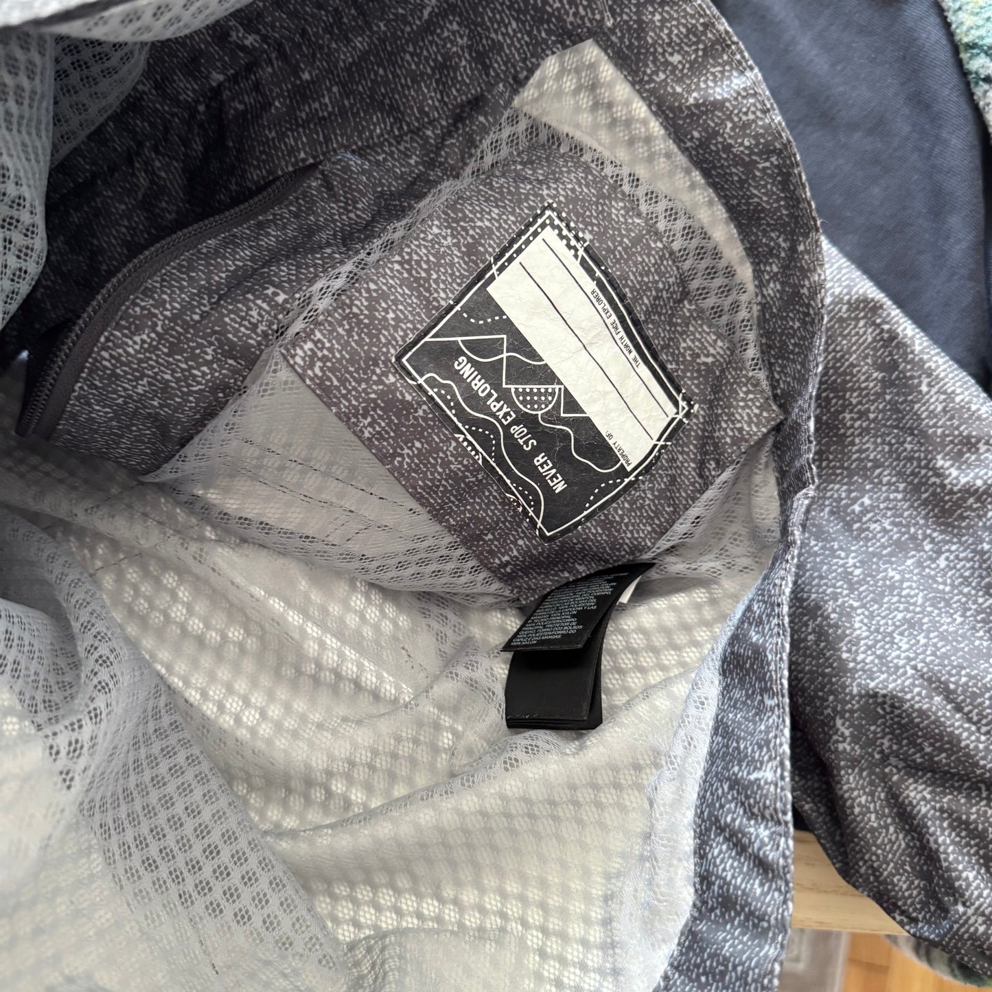 The North Face / Dark grey windbreaker / 6Y