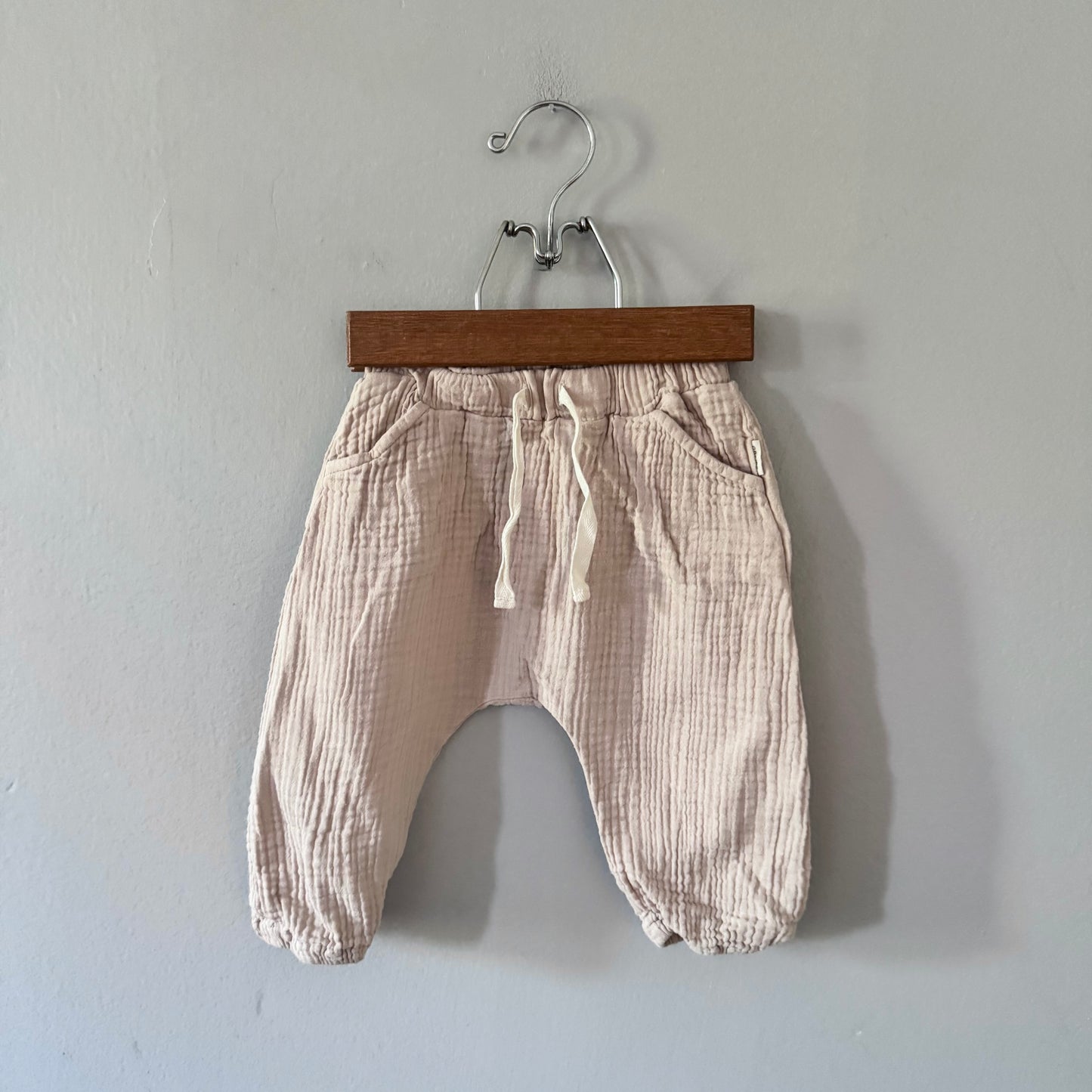 Greige. / Beige muslin pants / 9-12M