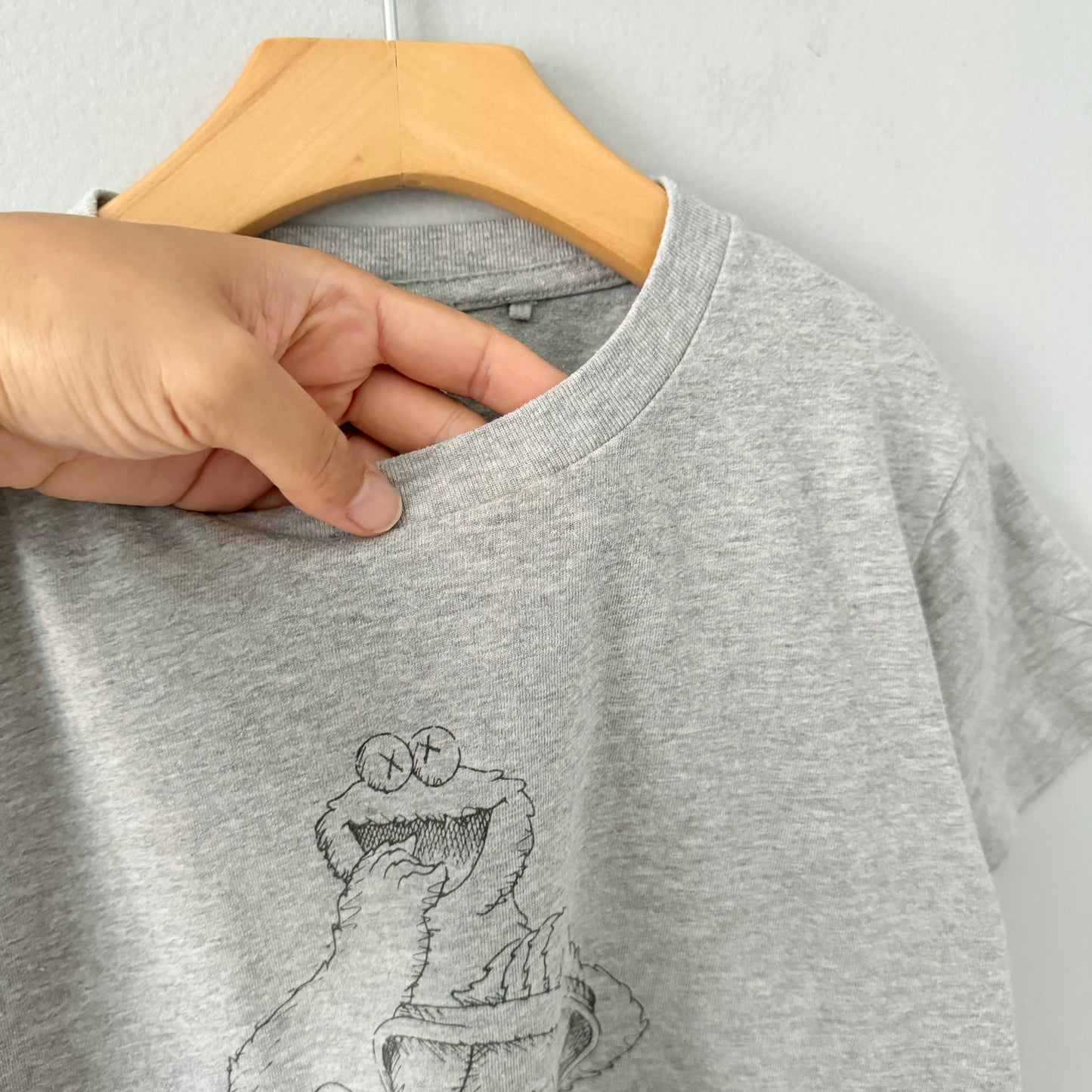 Uniqlo / kaws sesame street t-shirt / 9-10Y