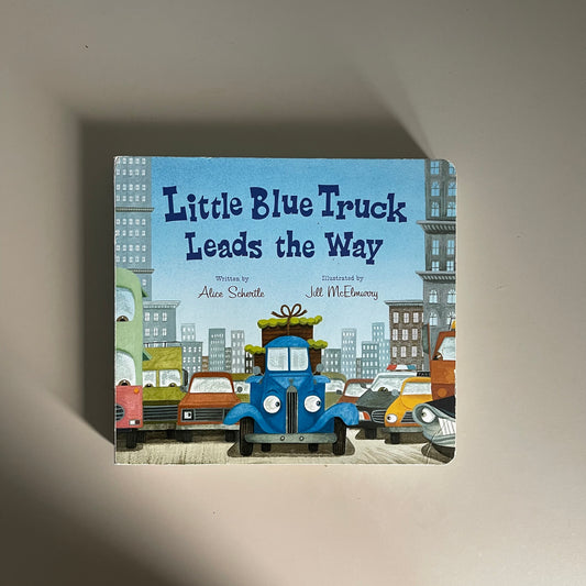 Little Blue Truck Leads the Way / Alice Schertle