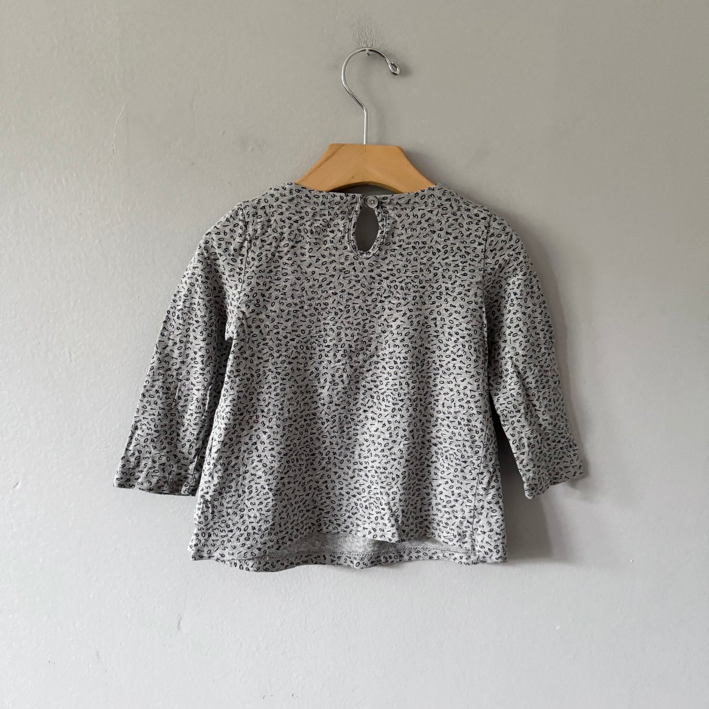 Gap / Light grey number long sleeve / 2Y