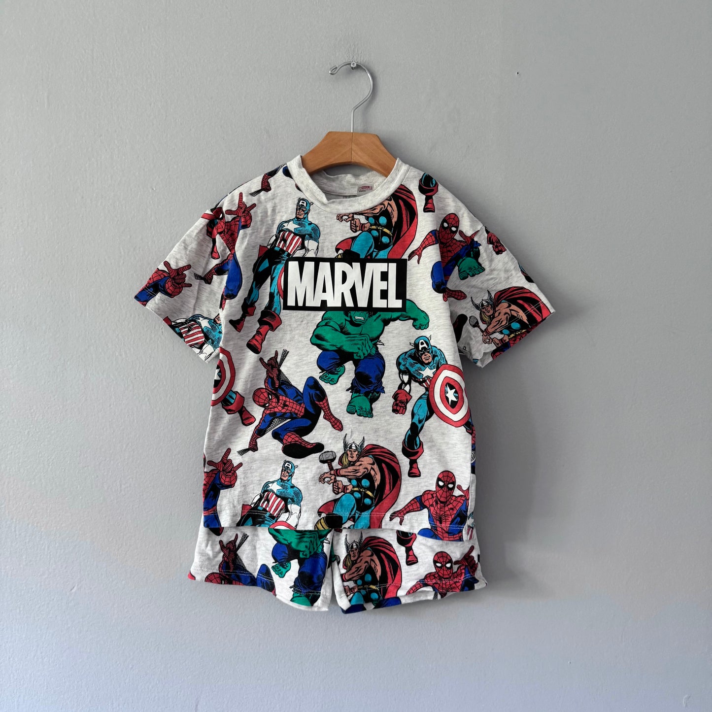 H&M / Marvel T-shirt and shorts set / 4-5Y
