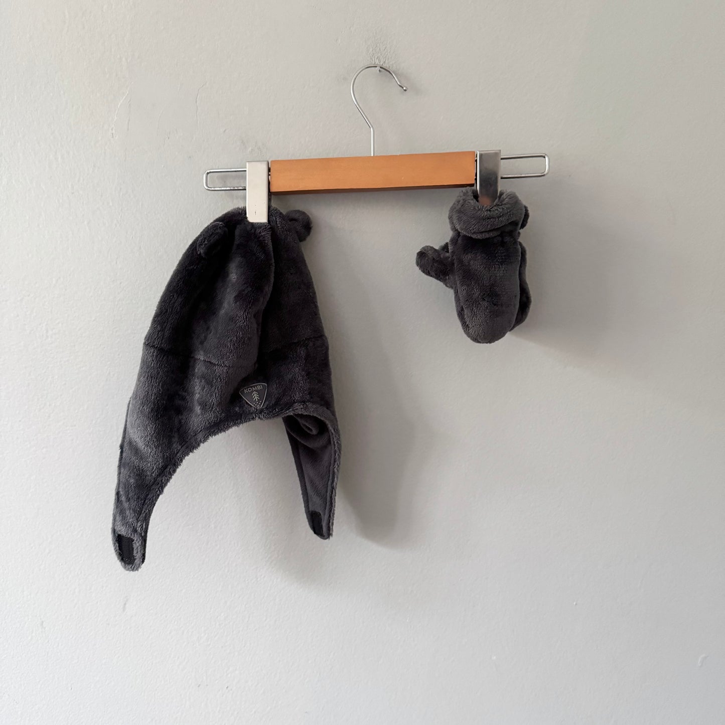 Kombi / Dark grey fleece hat and mittens / 6-12M