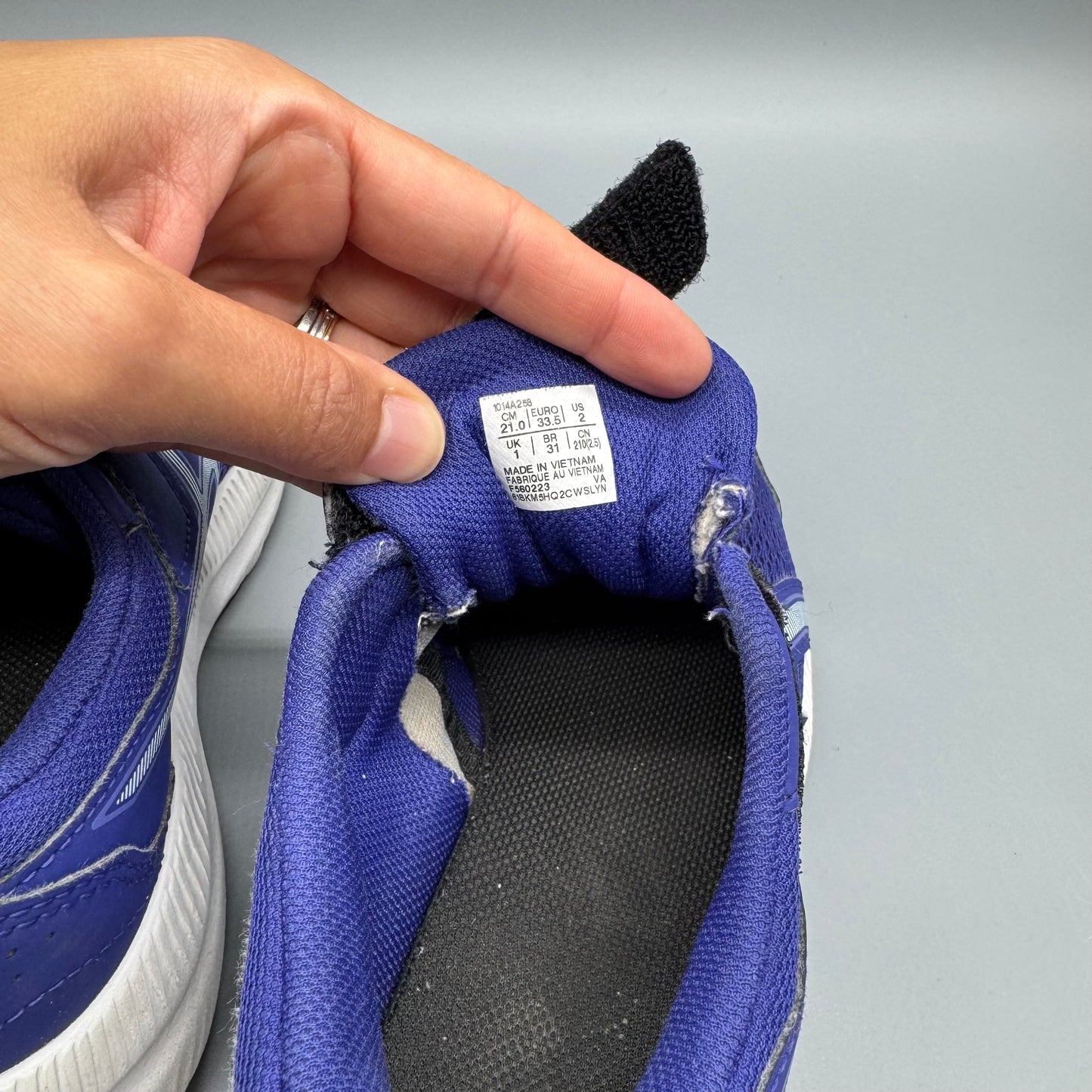 Asics / Running Shoes / J2