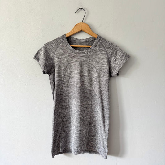 Lululemon / Grey active top / Women M