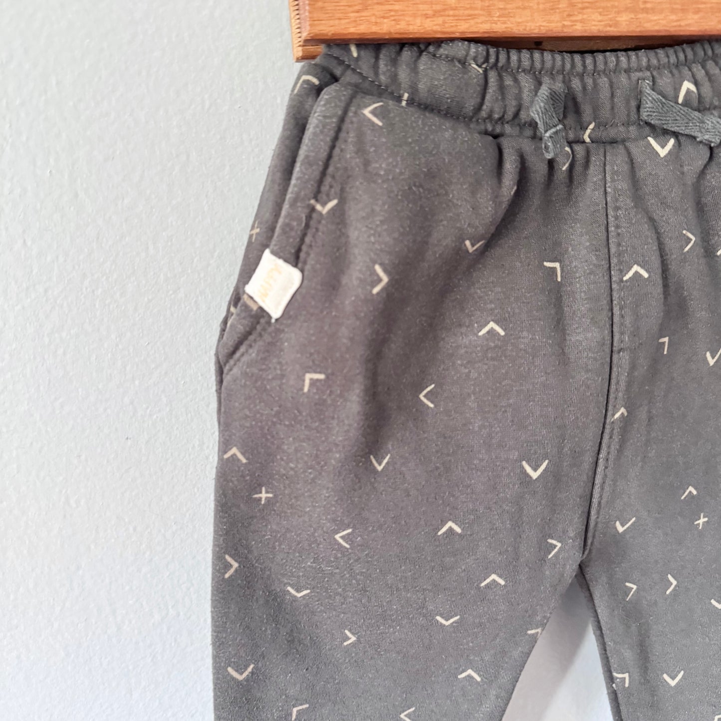 Leigh Tucker / Dark grey sweatpants / 9-12M