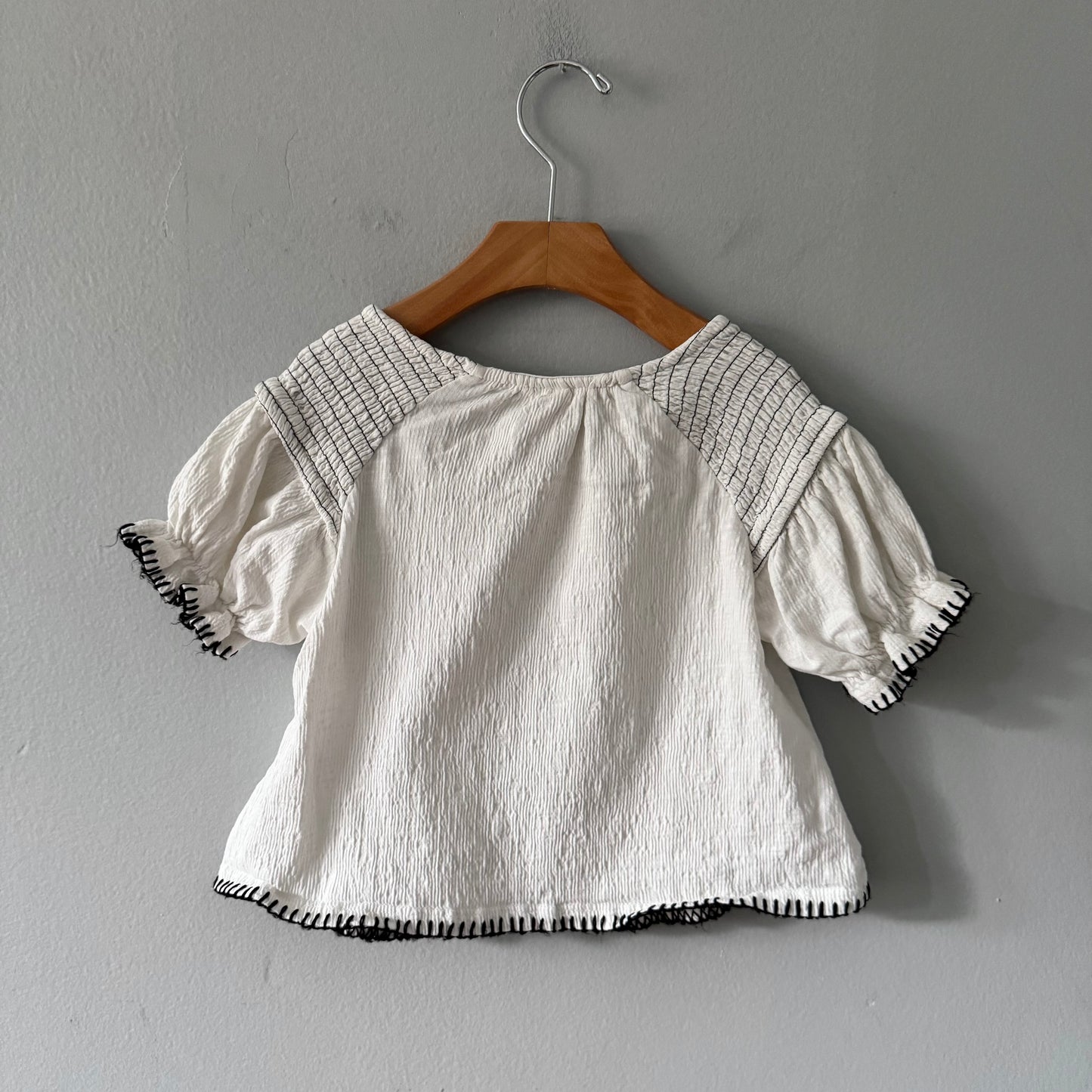Zara / White x black stitch top / 6-7Y