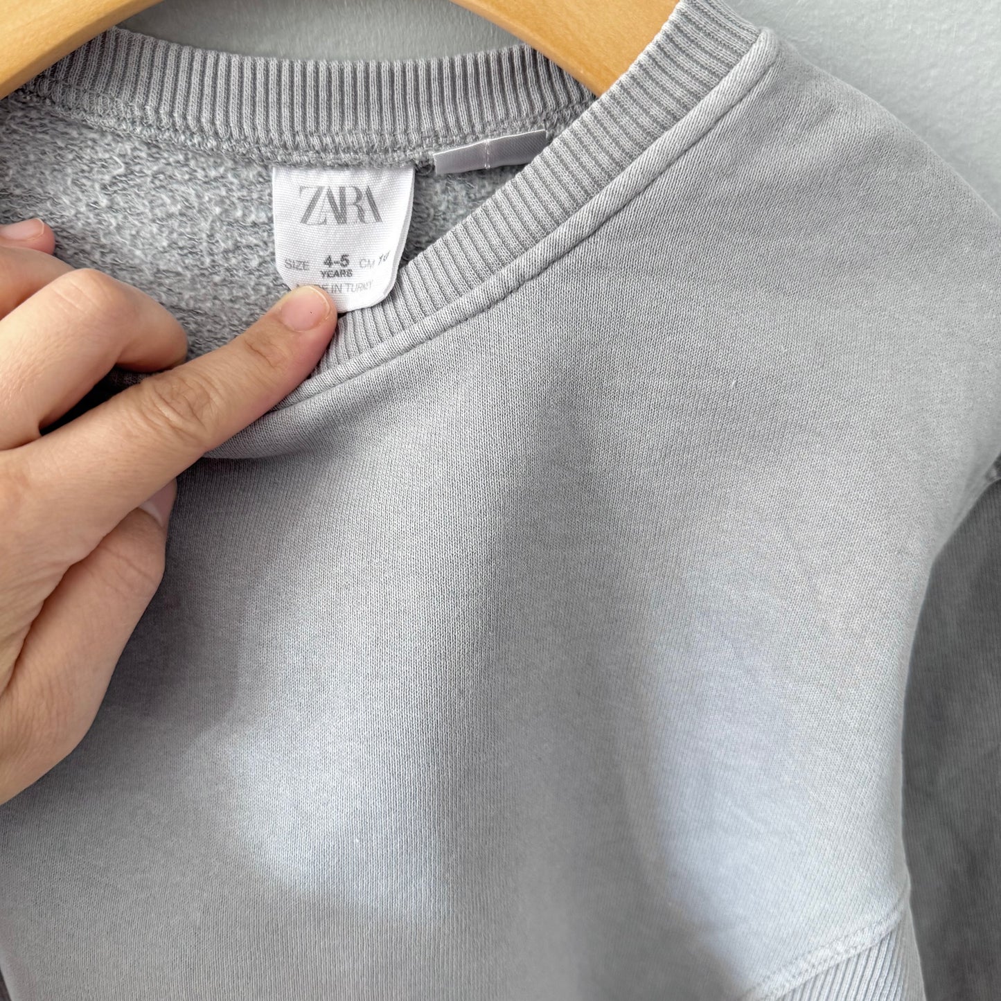Zara / Light grey sweatshirt / 4-5Y