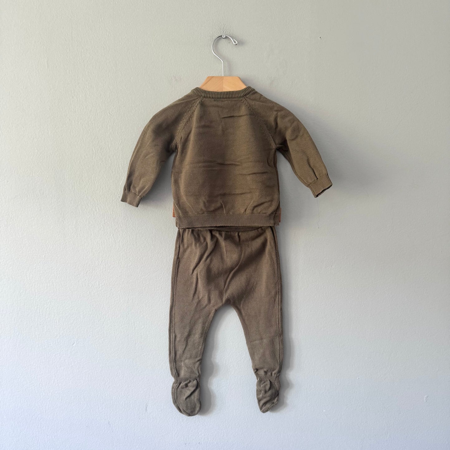 Gap / Brown Mickey knit set / 3-6M