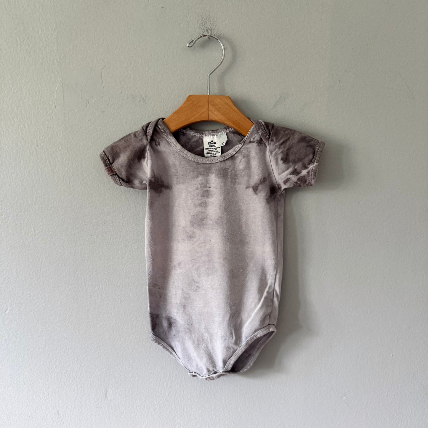 Liberty hemp / Grey tiedye onesie / 12M