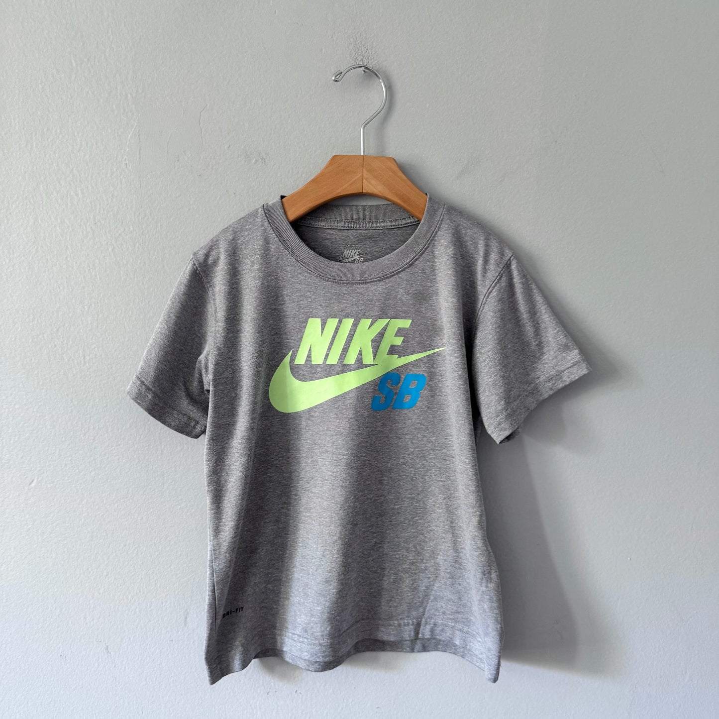 Nike / Dark grey active top / 6-7Y