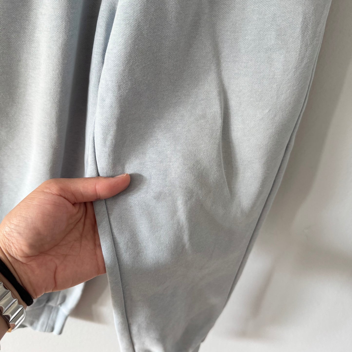 Rise Little Earthlings / Light blue sweatpants / 4-5Y