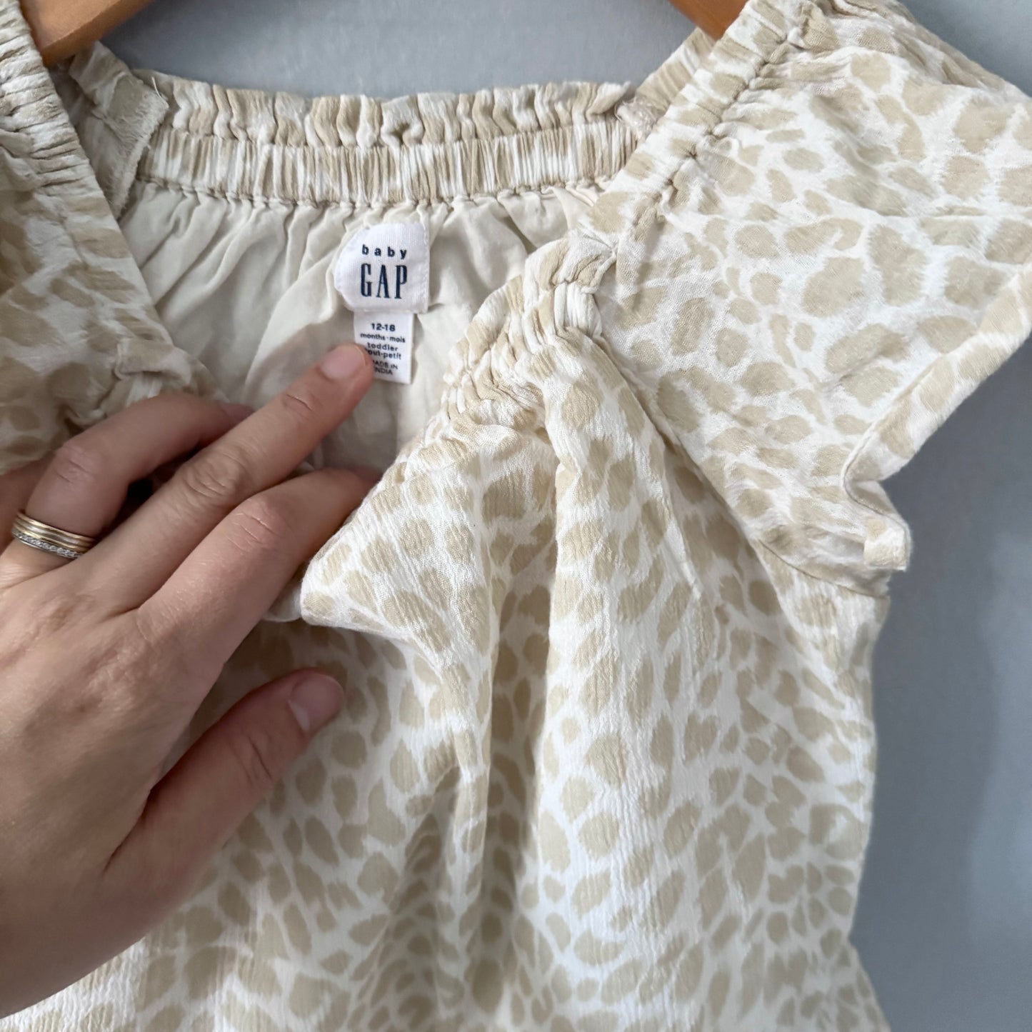Gap / Robe à volants beige et blanche / 12-18M